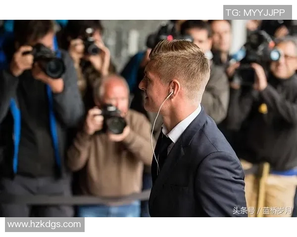 足球明星西装帅照男生展现魅力风采与时尚品味的完美结合